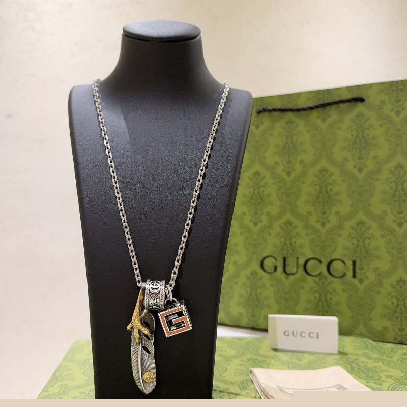 G*u*i necklaces